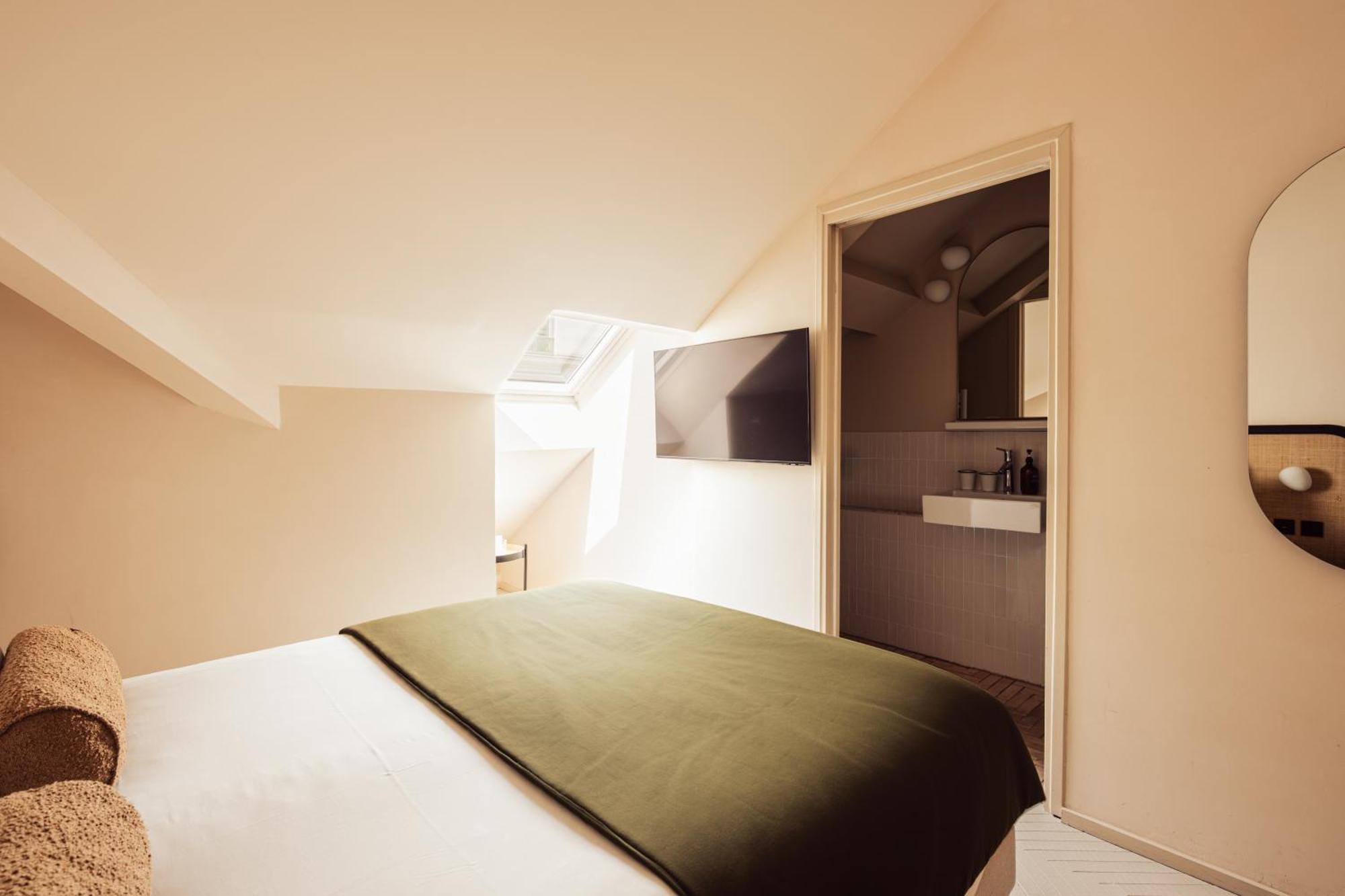 Parisian Room