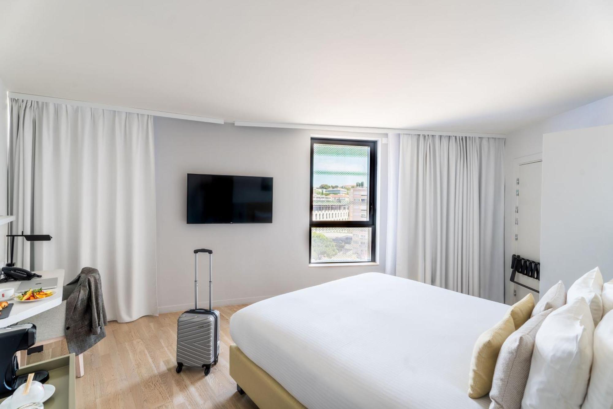 Standard Queen Room Accessible