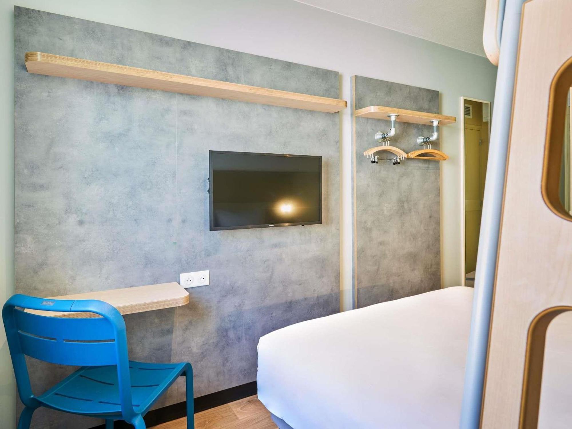 Room One Queen Bed One Bunk Bed