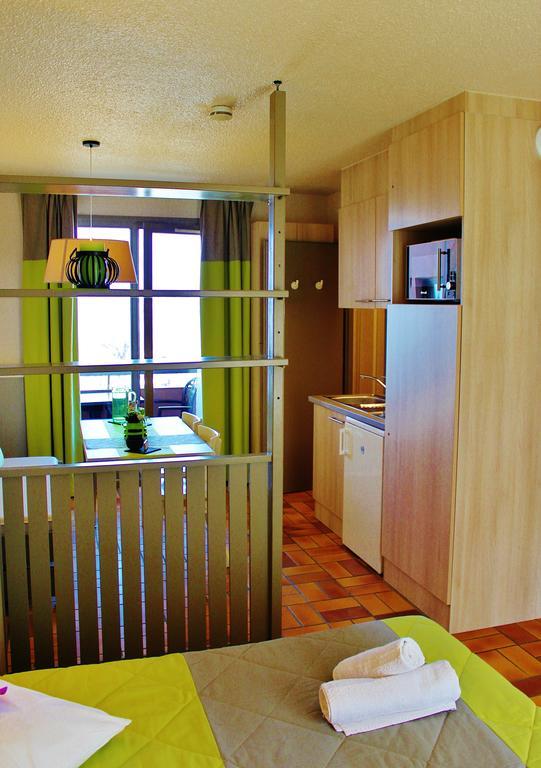 Studio 2 single beds