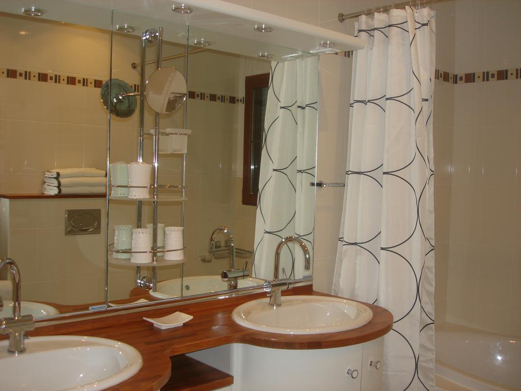 Deluxe Double Room Shower