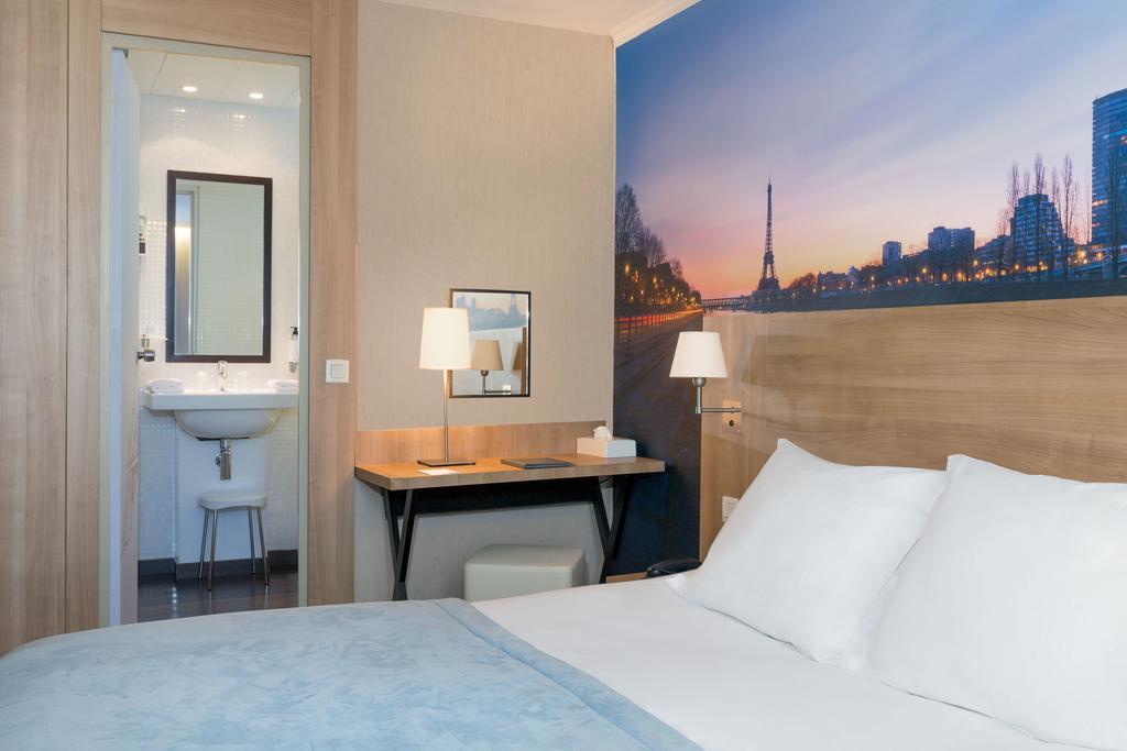 Superior King Room Eiffel Tower View or Non-Smoking