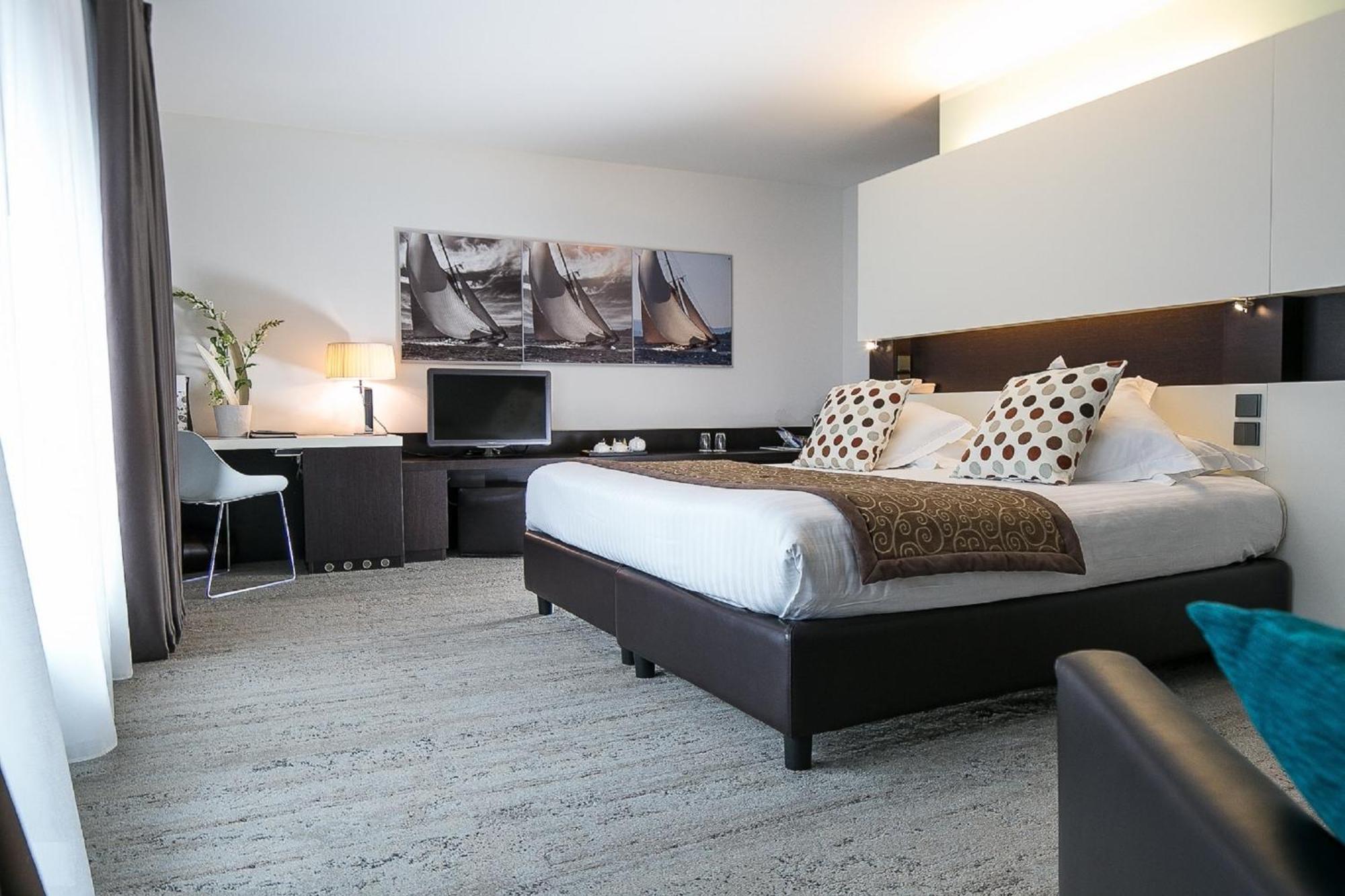 Deluxe Double Room Terrace Street View
