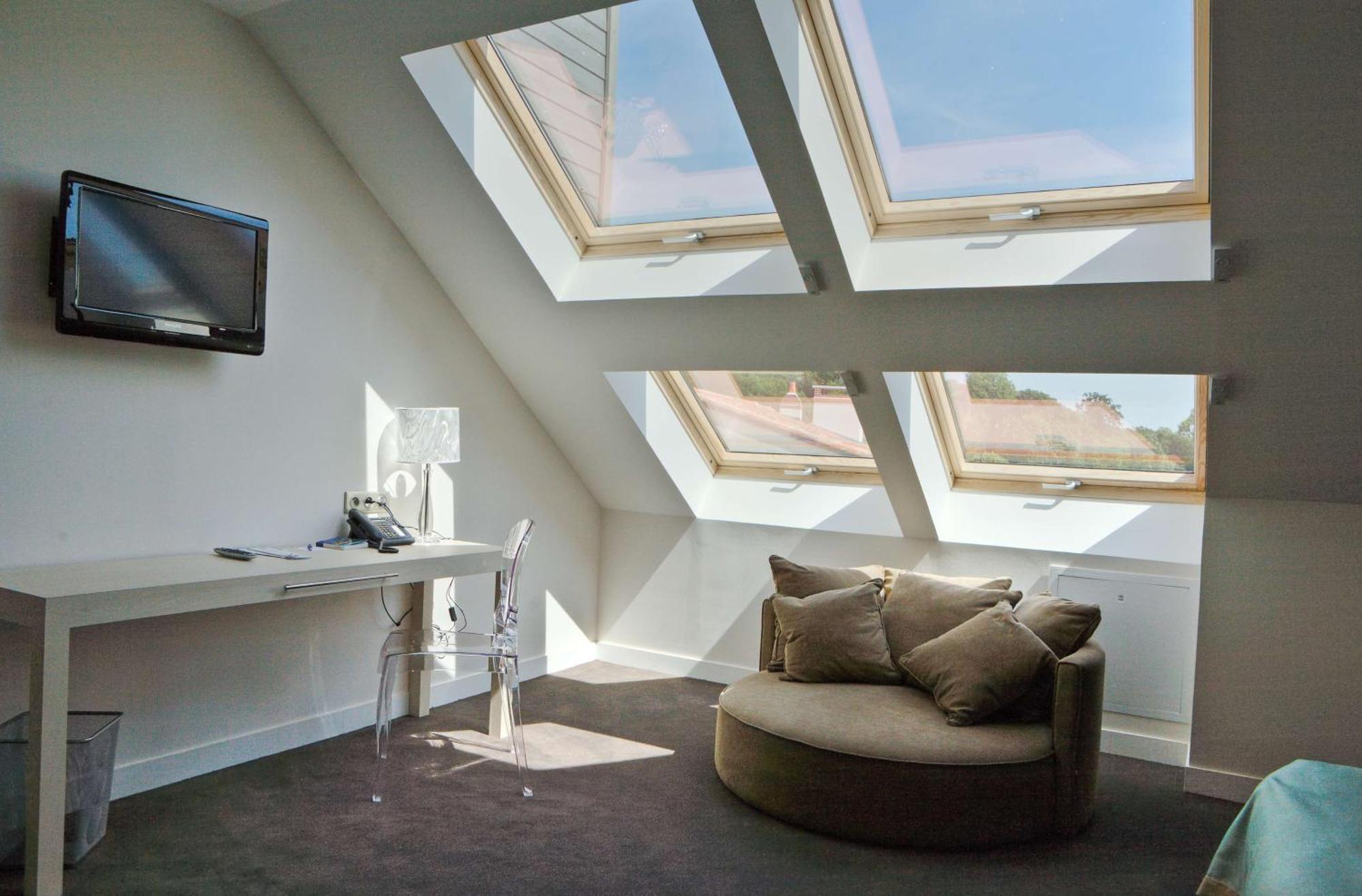 Junior Suite 1 King 2 Single Beds River Side