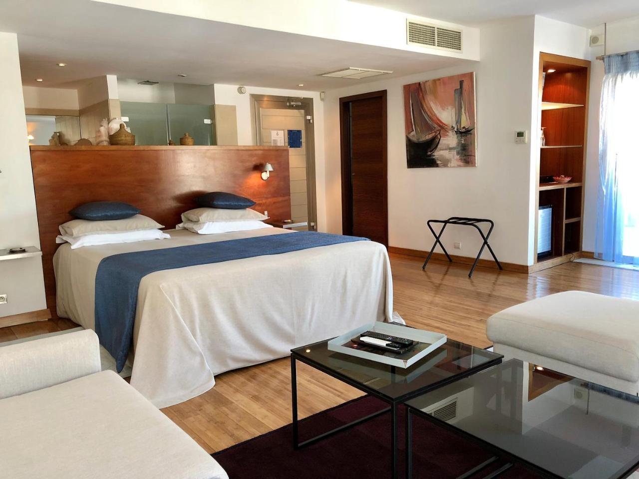 Deluxe Suite located on the Port 5 minutes driving private