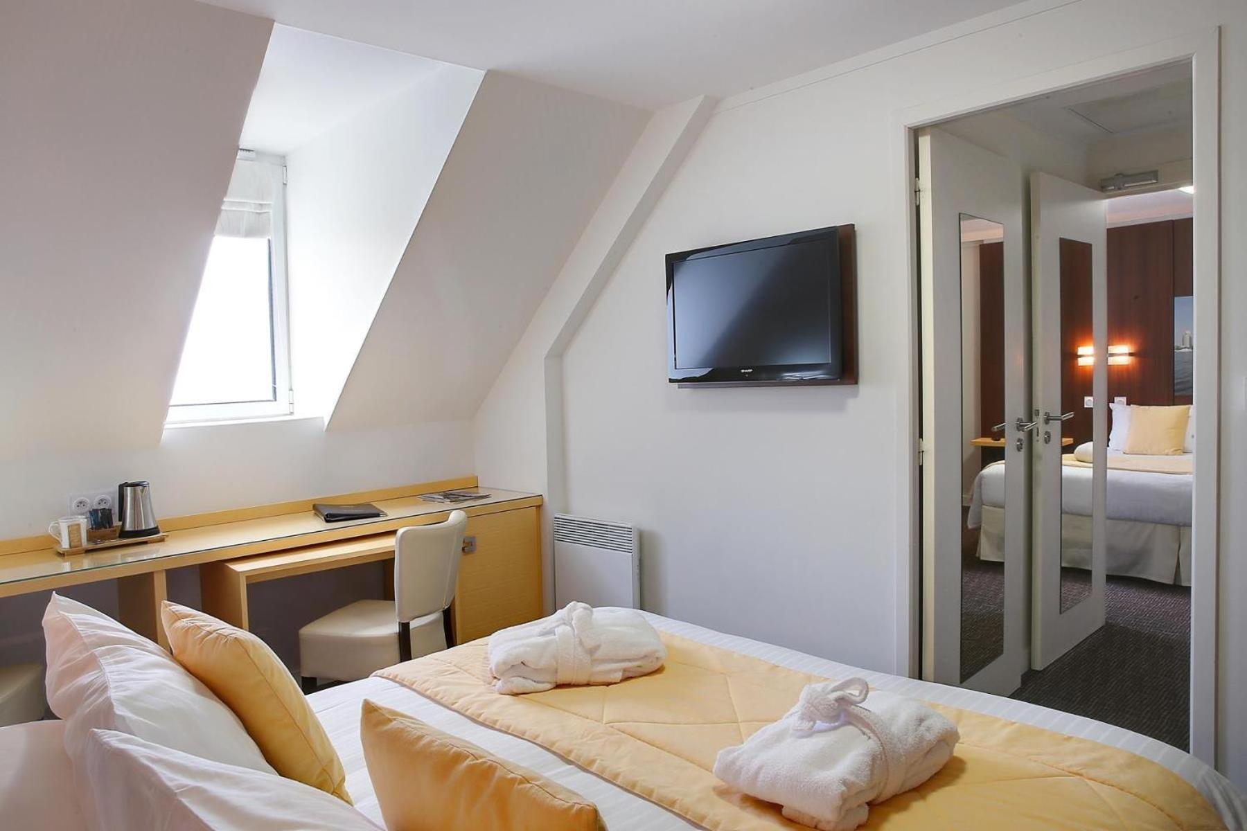 Superior Garden Level Room or Superior Lateral Sea View Room Mansard Roof