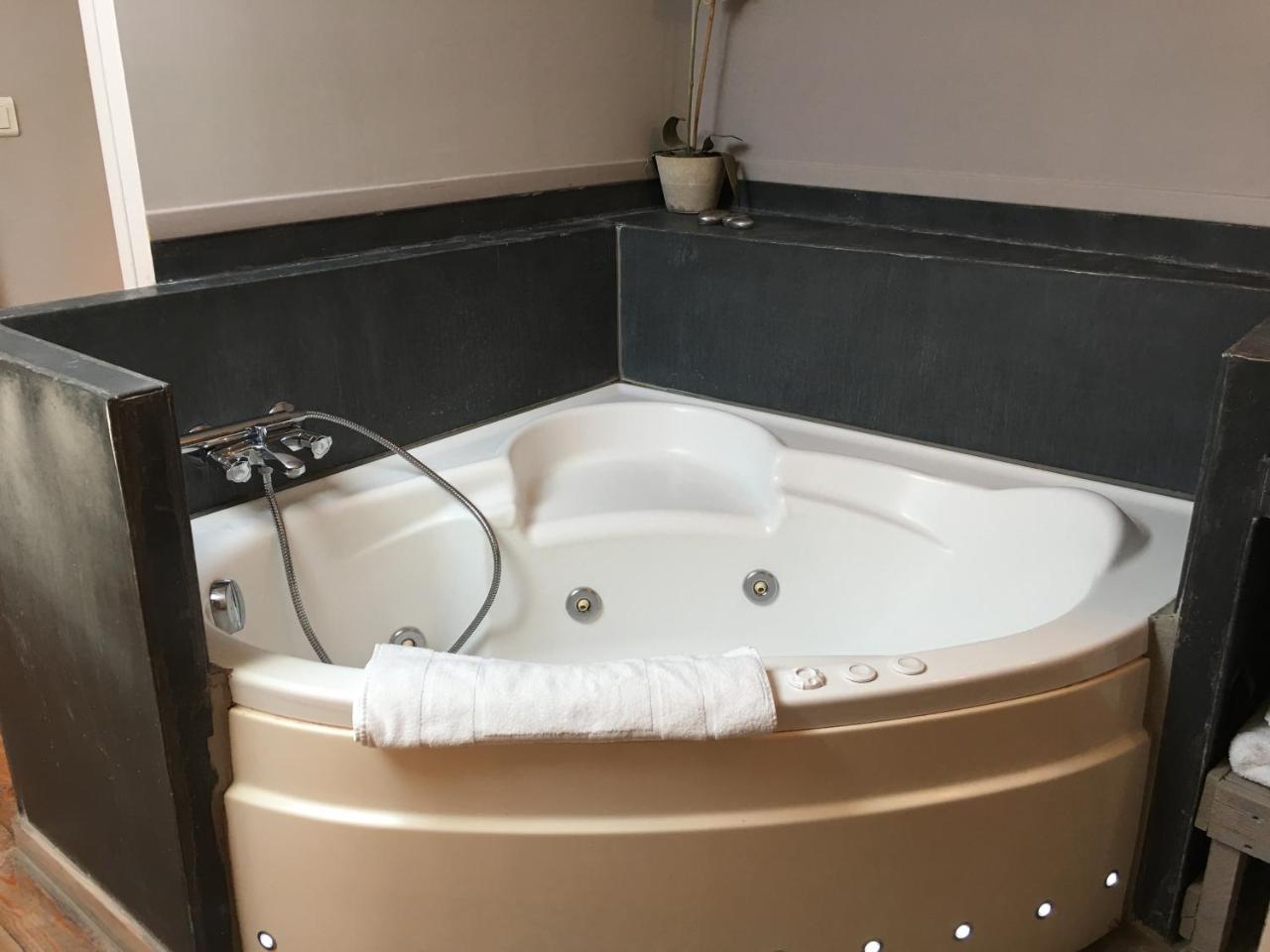 Apartment Hot Tub