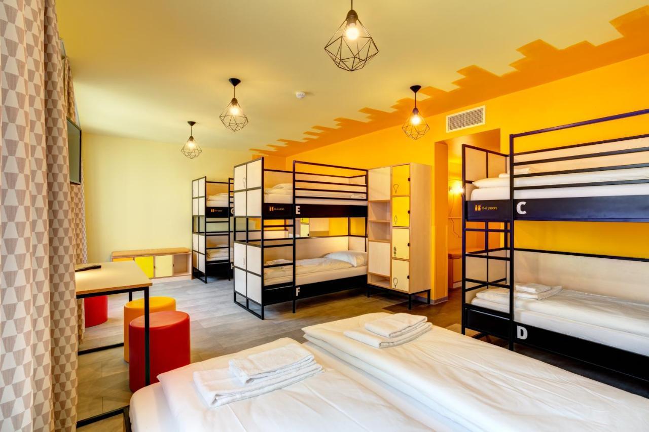 Bed 8-Bed Mixed Dormitory Room