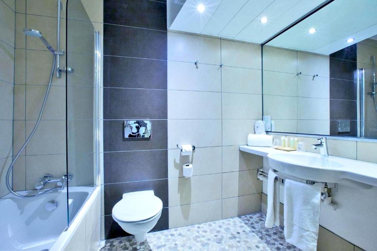 Executive Quadruple Room One Queen Two Single Beds