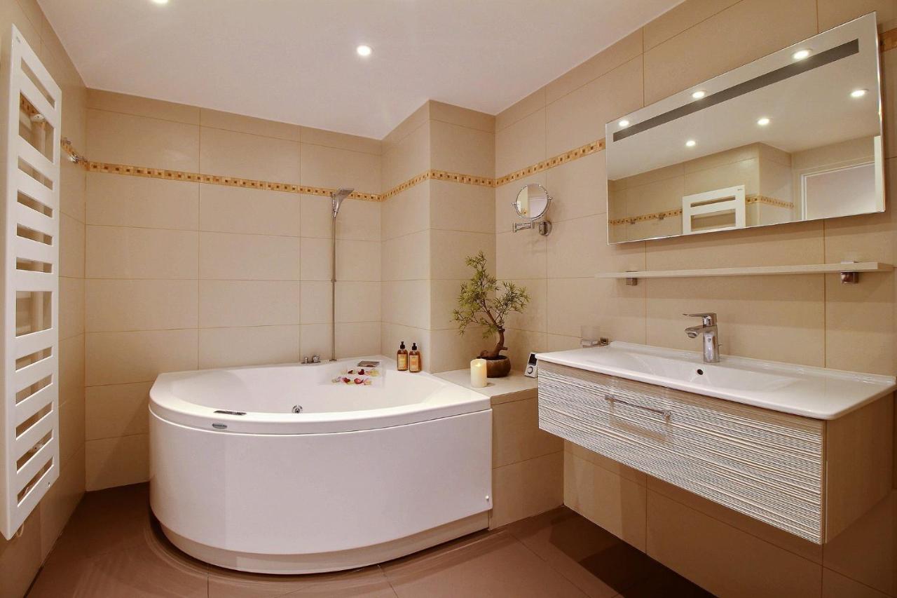 Queen Room Spa Bath
