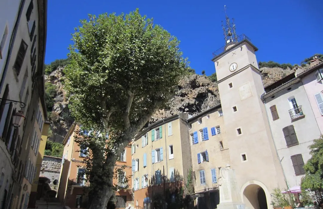 L' Esmerand-1
