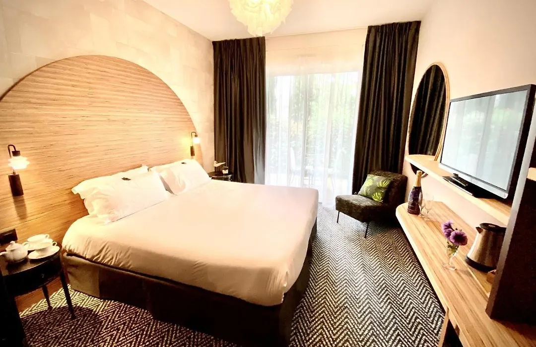 Golf Hotel-1