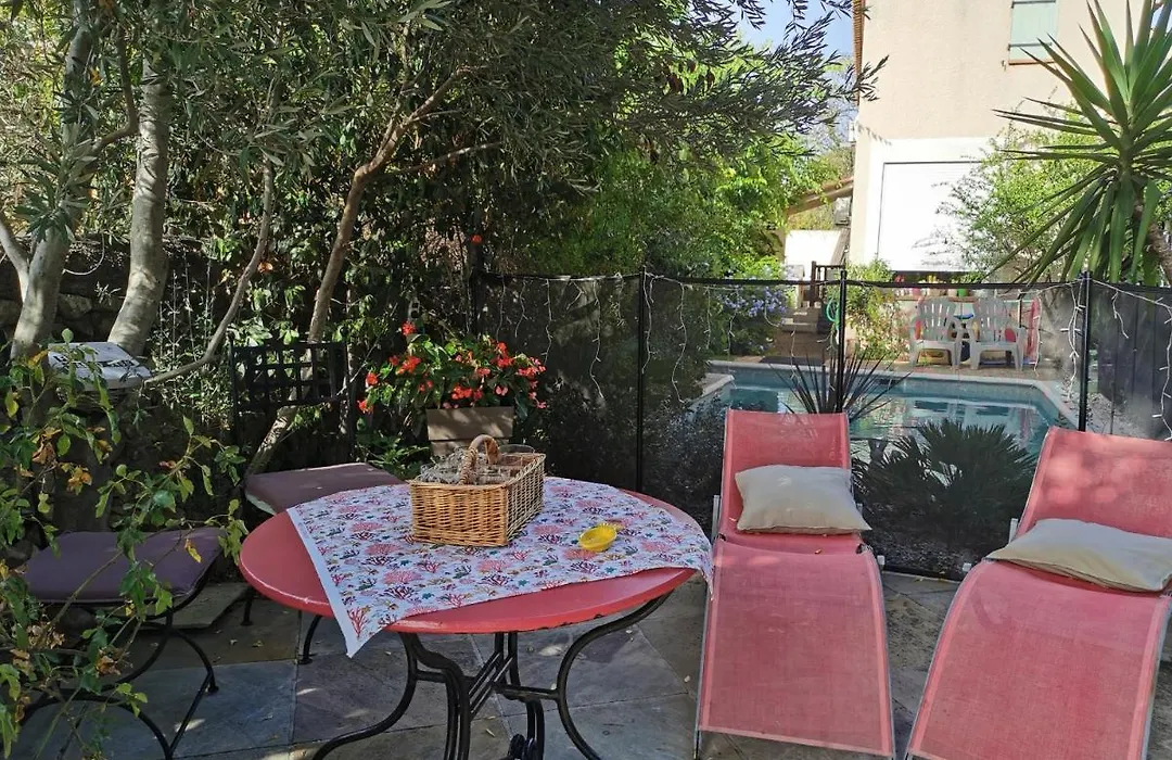 APPARTEMENT EN SOUS SOL DE VILLA avec accès jardin et piscine-1