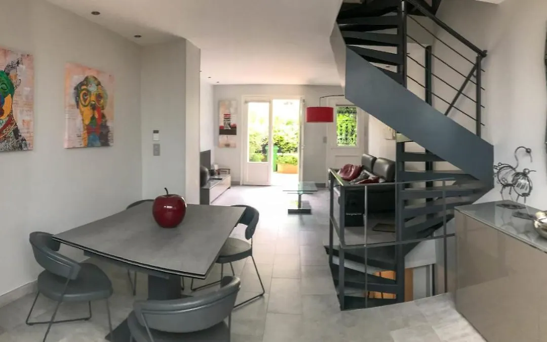 Charming Townhouse With Garden In The City Of Love-1