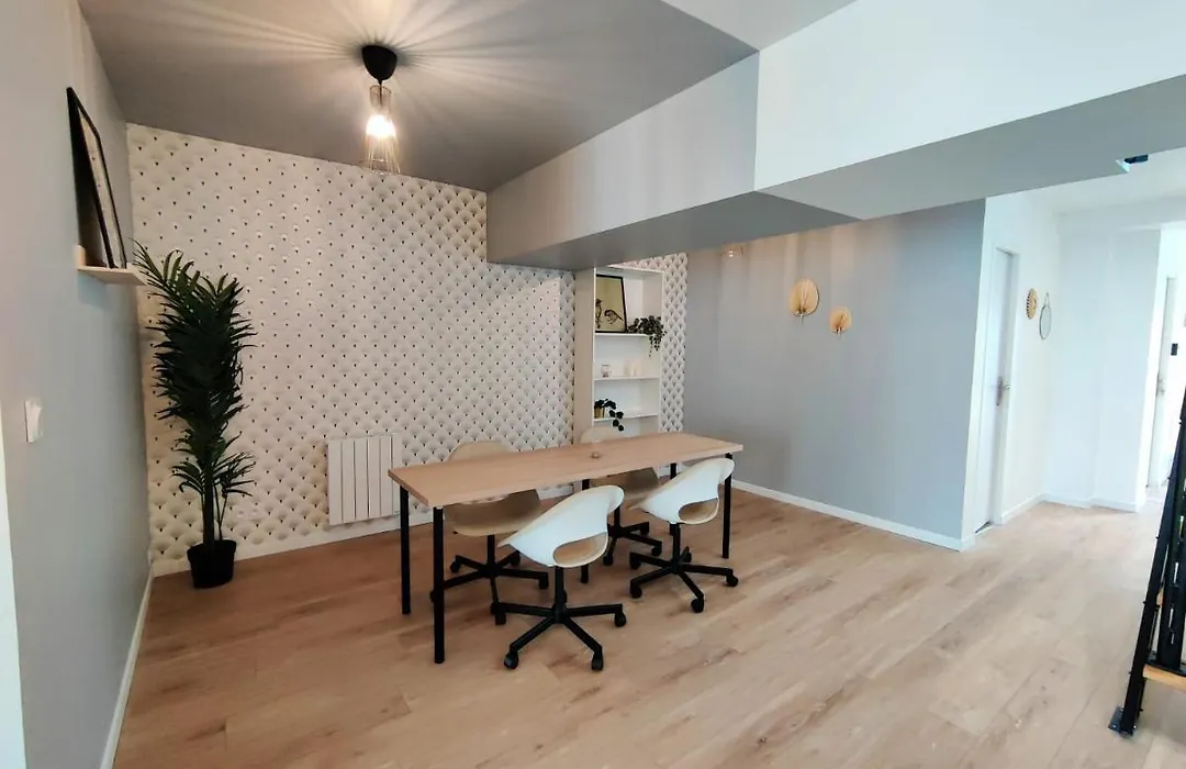 Chambre Iroise Avec Salle De Bains Privative Dans Une Residence Avec Salon Et Cuisine Partages-1