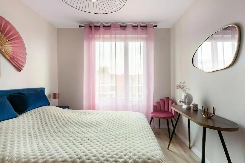 Appartement climatisé 3 étoiles T3 chic à Strasbourg avec billard et terrasse-1