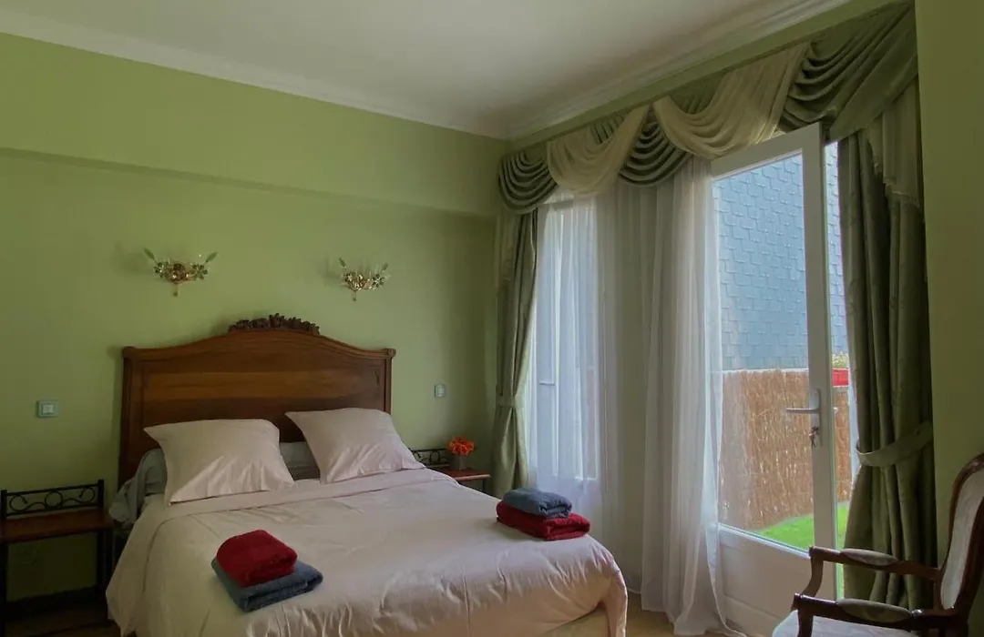 Au Pied Du Chateau-1