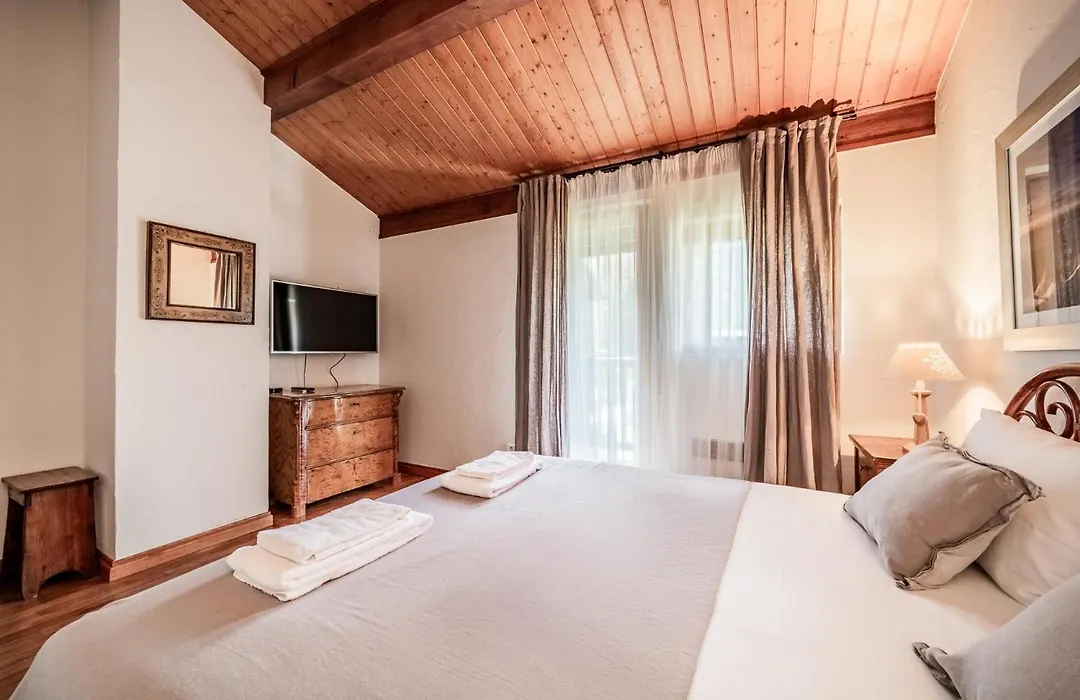Eden Hotel, Apartments And Chalet Chamonix Les Praz-1