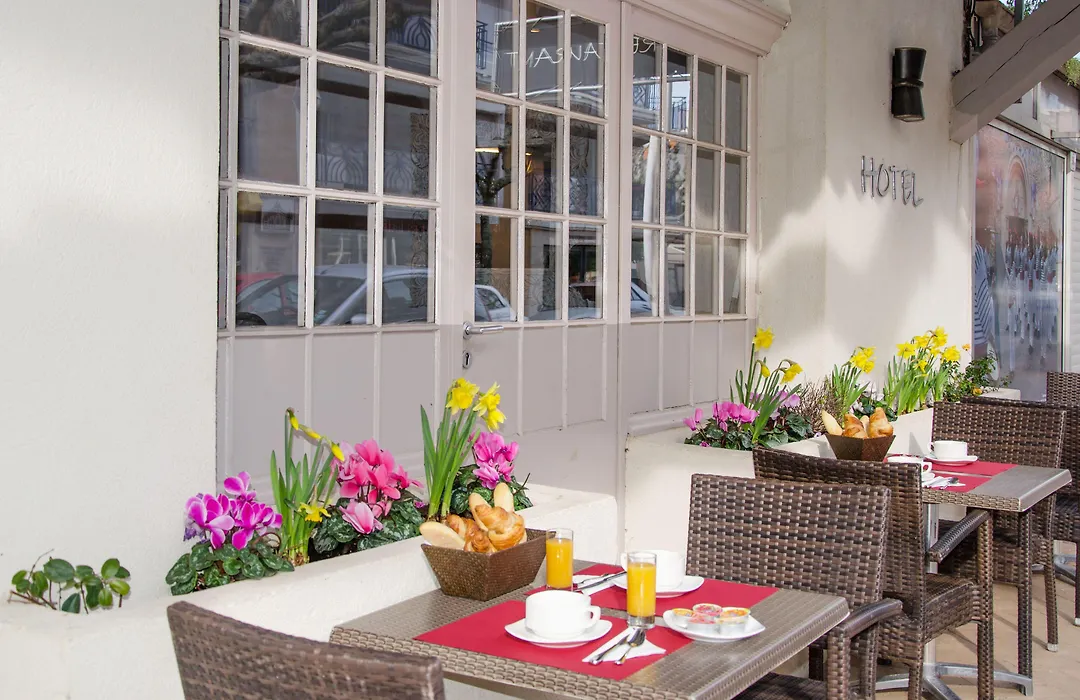 Brit Hotel Confort Le Revest Sainte-Maxime-1