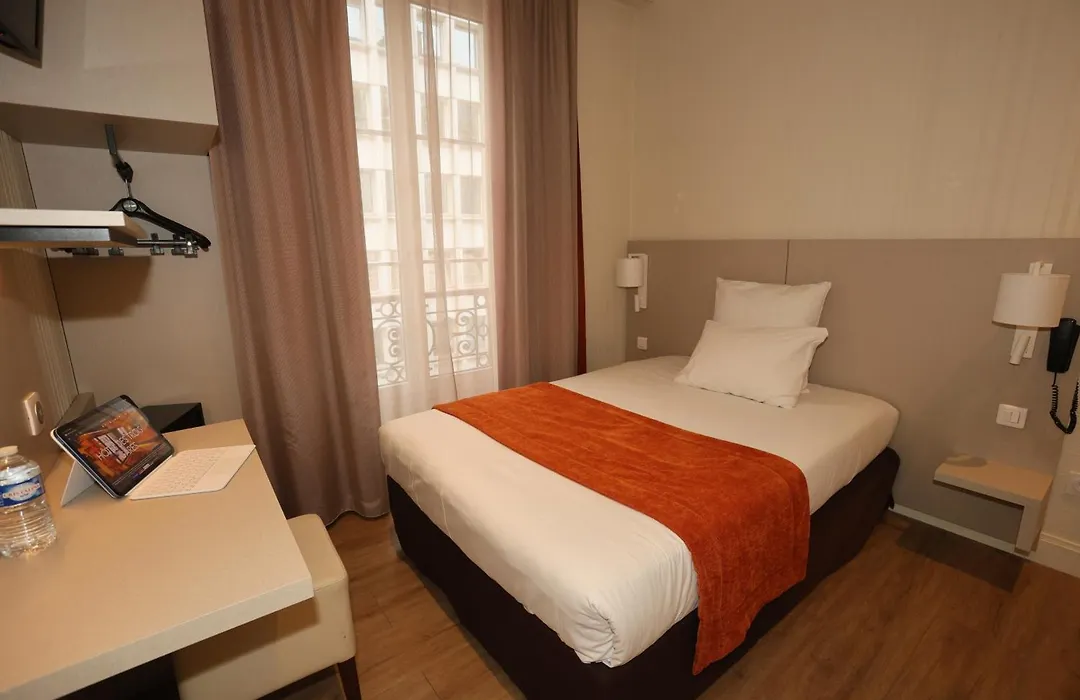 Hôtel Des Trois Gares-1