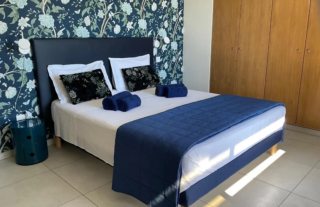 Suite de 2 chambres d'hôtes, proche port&aéroport, vue mer&montagne, climatisation, petit-déjeuner et parking inclus-1