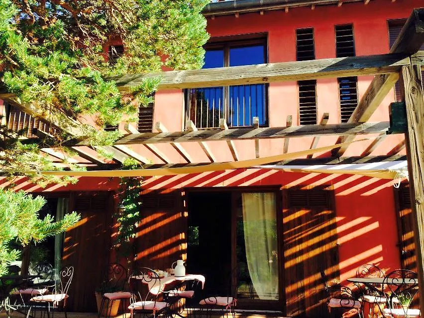 Maison Rouge-1