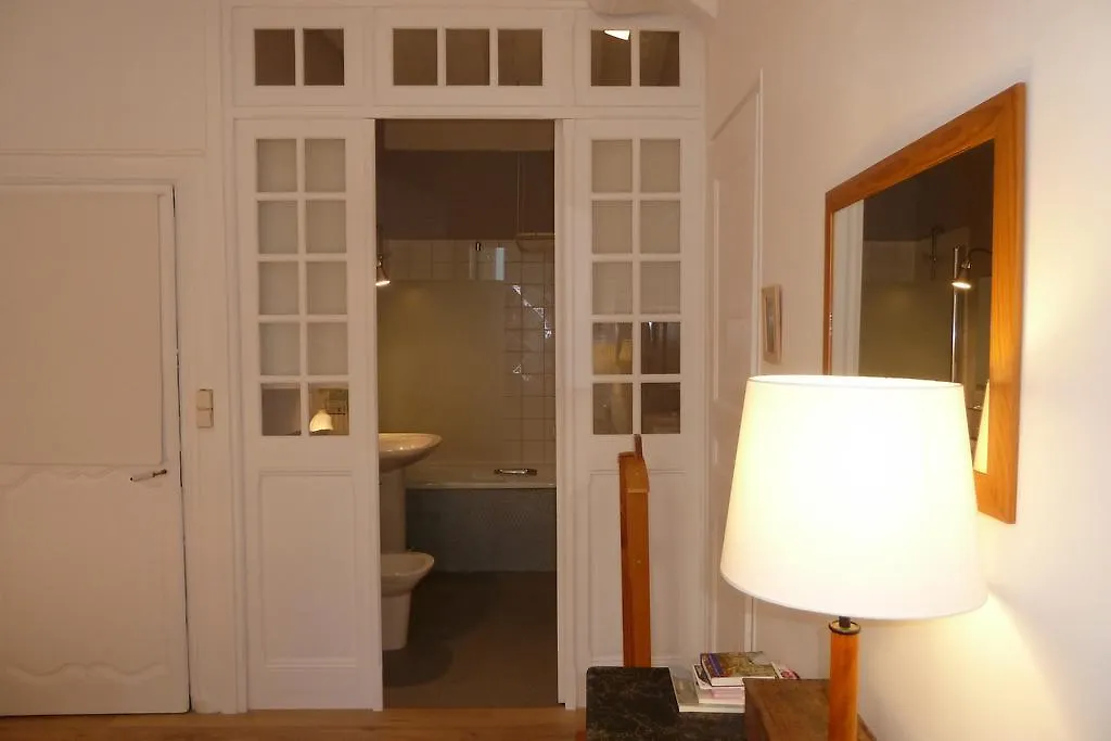 Une Chambre Dans L'Atelier De R-1