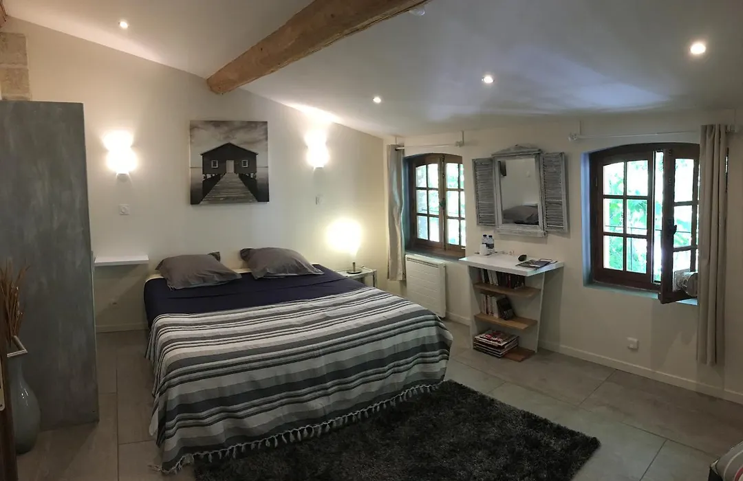 La Chambre Des Petits Papes, Intra Muros-1