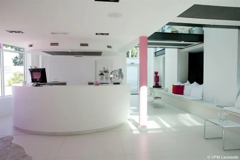 Hotel 111-1