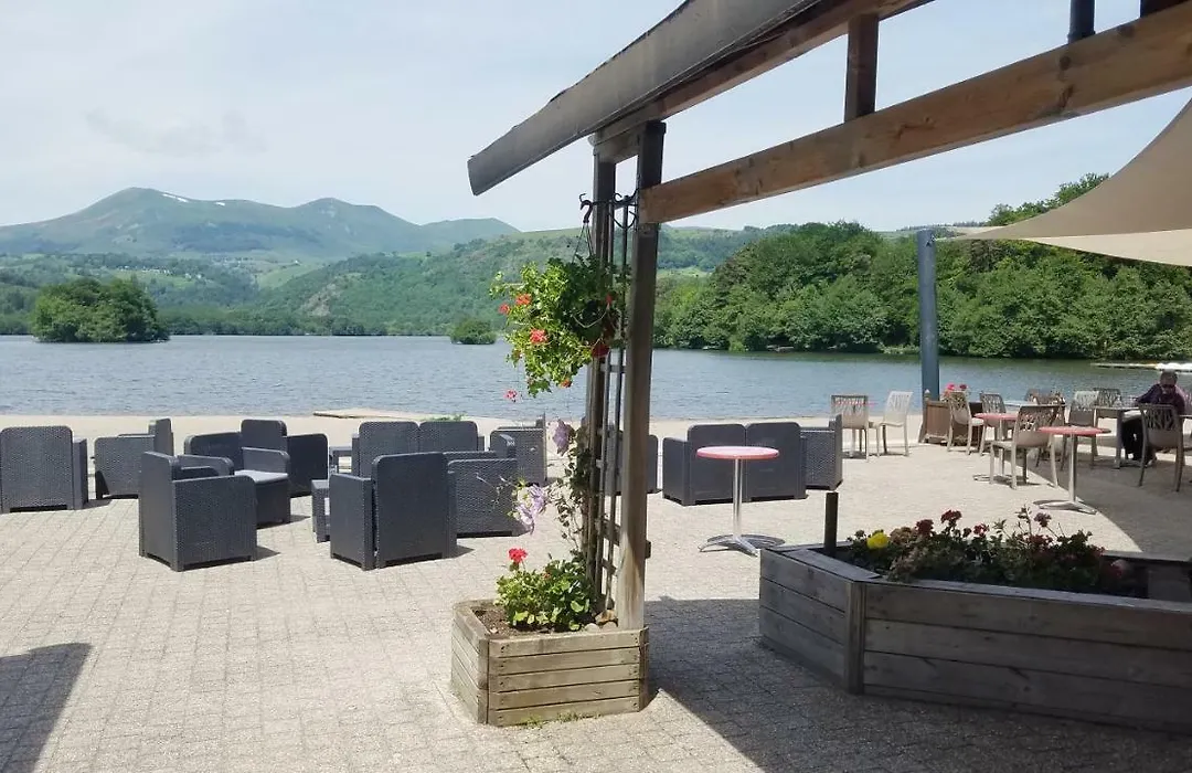 Hôtel Domaine du Lac Chambon-1