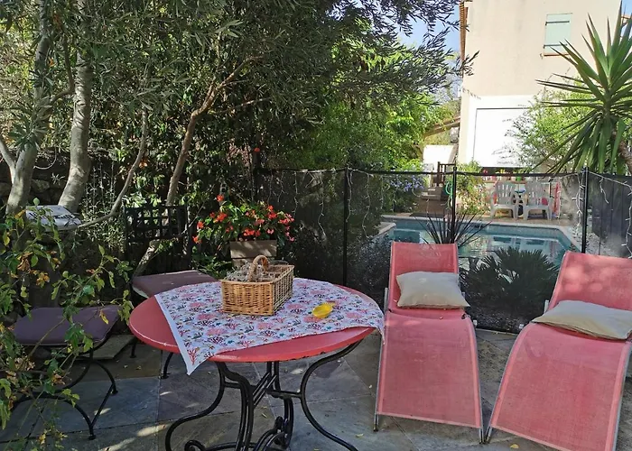 APPARTEMENT EN SOUS SOL DE VILLA avec accès jardin et piscine Marsiglia