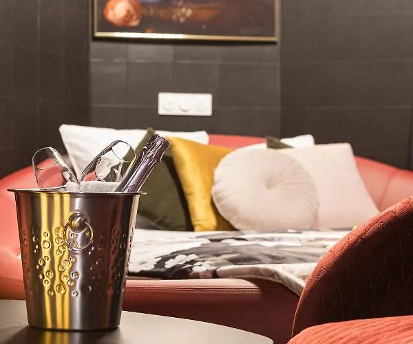 Legend Majestic Superbe Love Room - Jacuzzi - Champagne - Romantisme - parking privé Mâcon