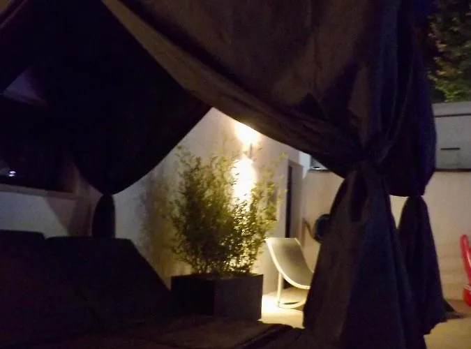 La Suite Côté Pool-House Piscine, Sauna&Jacuzzi privatifs Istres