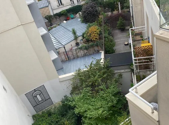 White Queen Paris