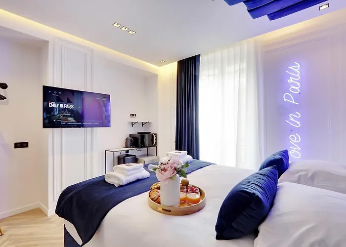 Couples Getaway Unit With Jacuzzi - City Center Paris