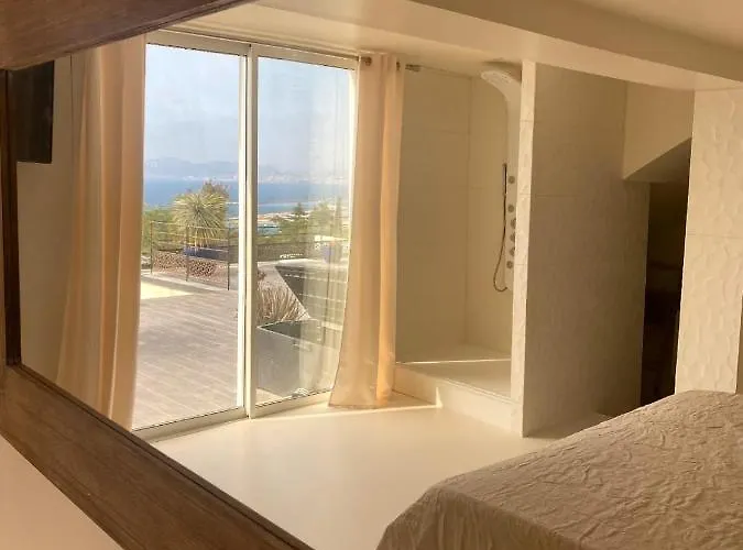 LES SUITES LOVE 3 SPA VUE MER PISCINe Marseilles