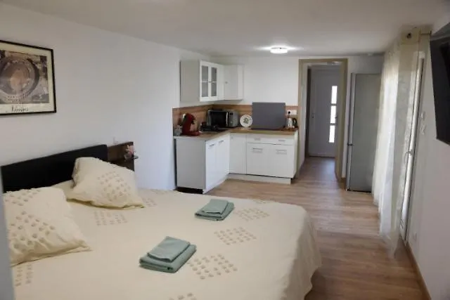 Hotel Maison D'Hotes - Chambre-Kitchenette-Salle De Bain-Espace Exterieur Nîmes