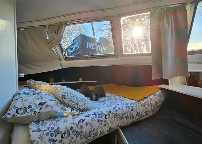 Le Mydol Sejour Atypique Et Unique Sur Un Bateau Hotel Castelnaudary