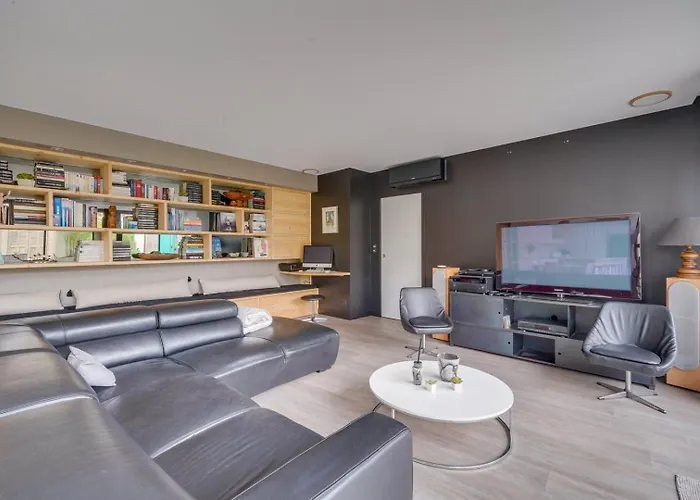 Spacious Bordeaux Family Home With Swimming Pool