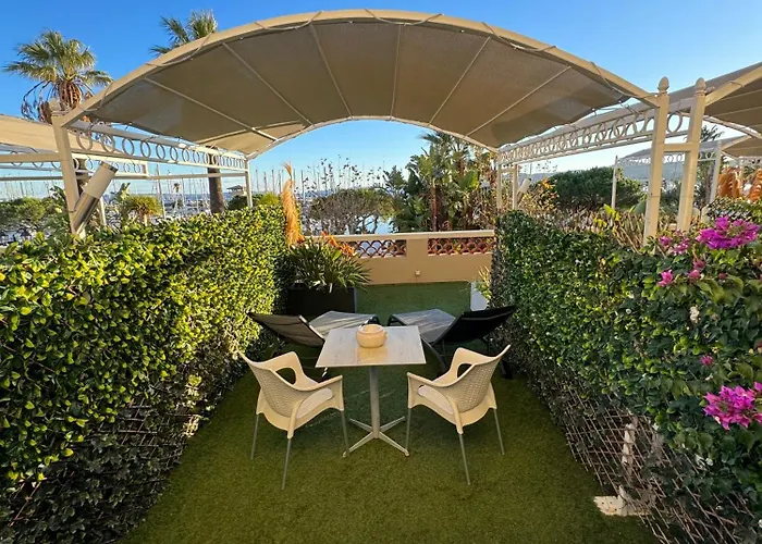 Hotel Le Rabelais Le Lavandou