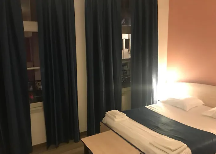 Hotel César climatisation dans la majorité des chambres Centre-ville Gare Charleville-Mézières