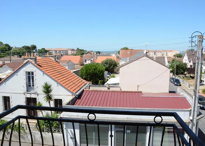 Hotel Logis Le Petit Trianon à Saint-Brévin-les-Pins
