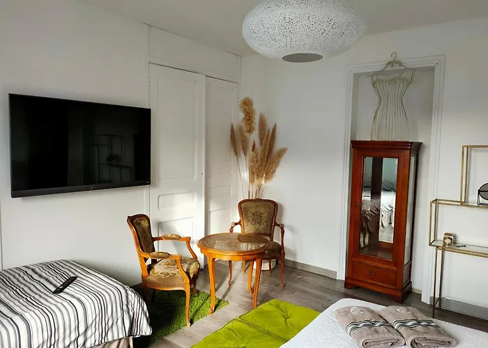A La Villa Perroy Les Chambres Sont Spacieuses Et Les Petit-Dejeuners Offerts Dunkirk