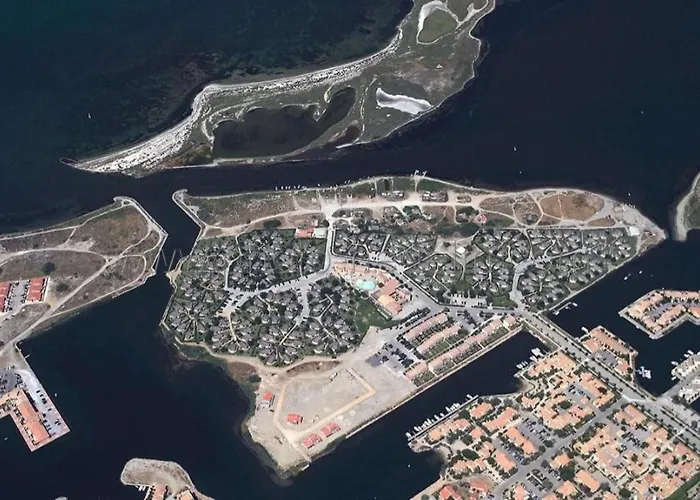 A Barcarès l 'été s'installe sous les pins en bord de lac marin et à 800m de la plage joli mas de pêcheurs charmant confortable rénové 8 couchages possibles Le Barcarès
