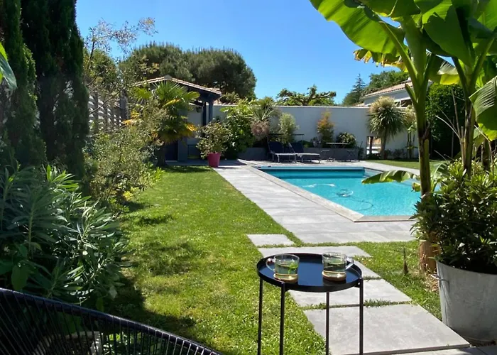 Maison M, chambre privée accès jardin piscine et jacuzzi près de La Rochelle