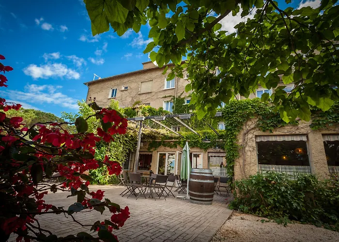 Logis VIGNES BLANCHES*** Hôtel Cosy et restaurant de terroir Beaucaire 