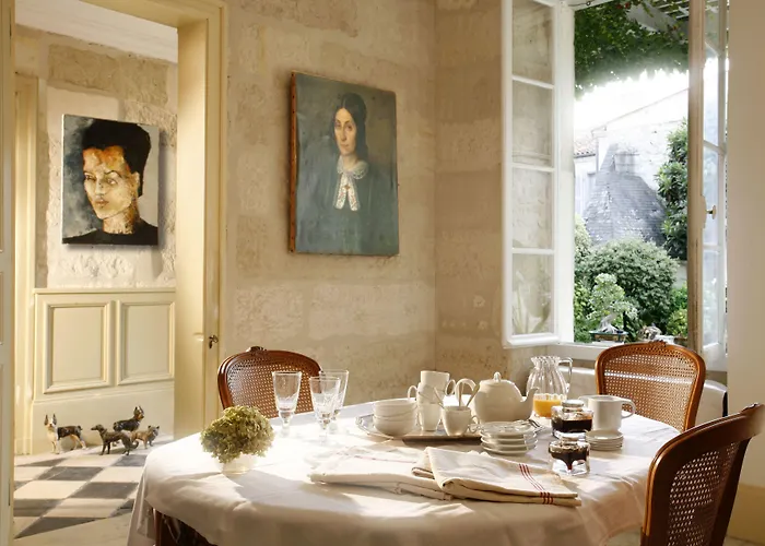 La Porte Rouge - The Red Door Inn Saintes
