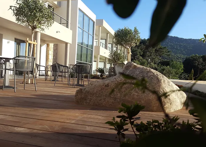 Davia Hotel LʼÎle-Rousse