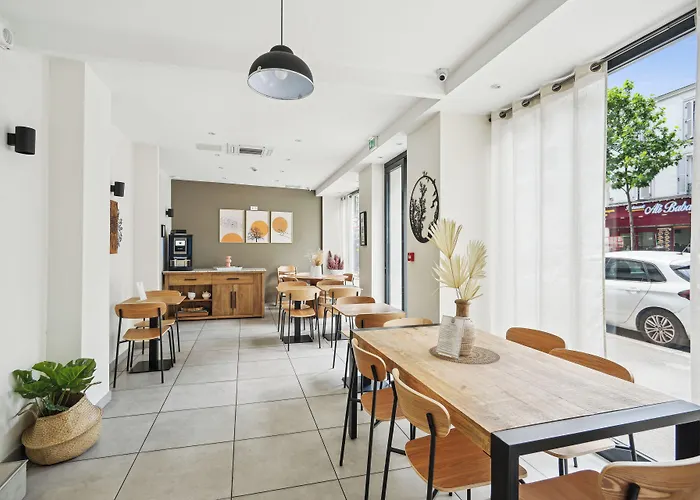 Hotel Le National Clichy