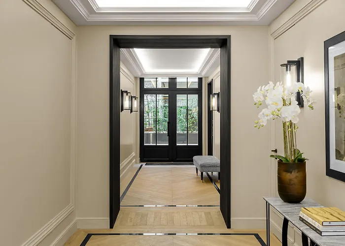 Black Door Paris